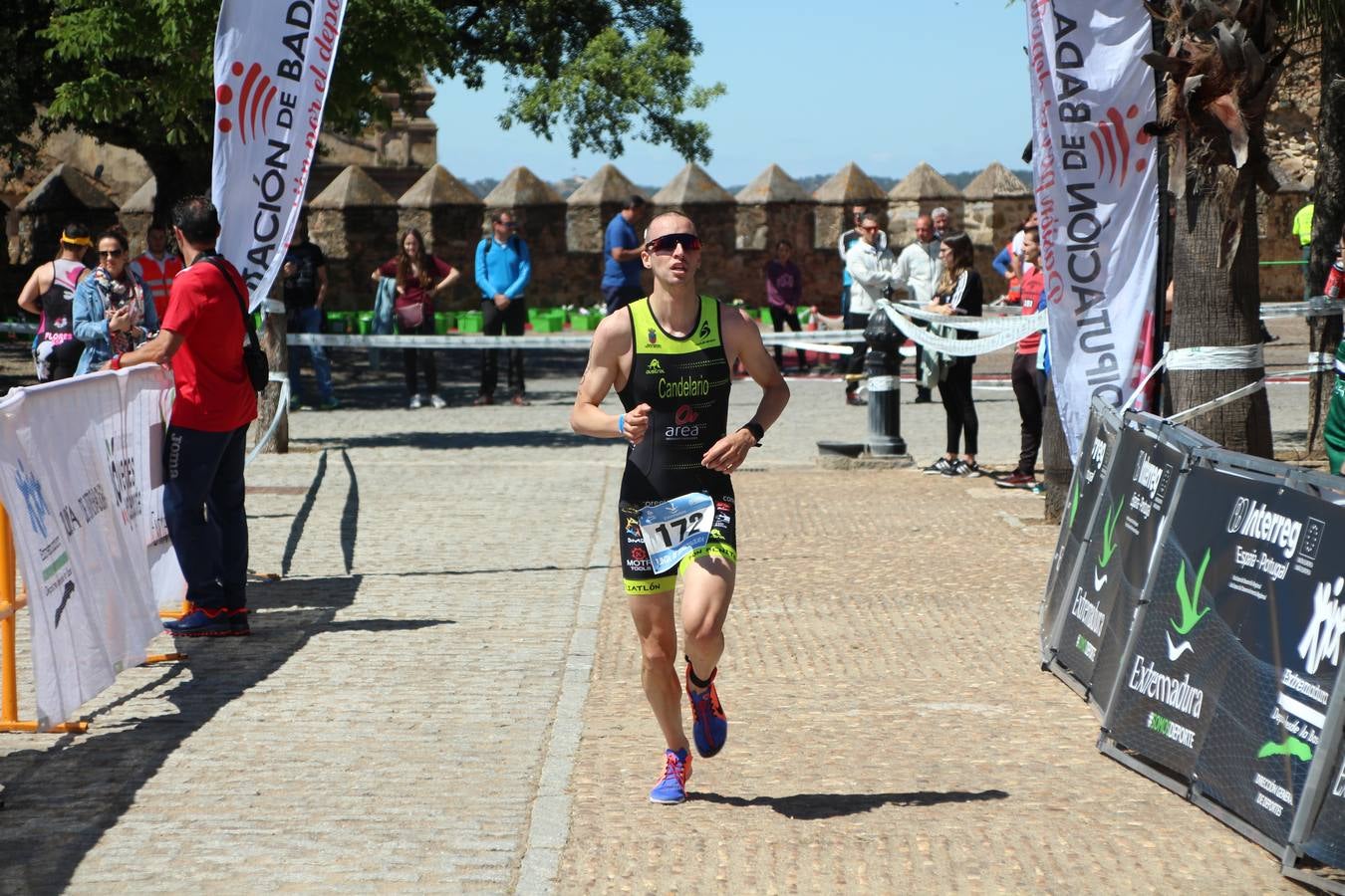 Jerez de los Caballeros ha celebrado, esta mañana, una nueva edición del Triatlón 'Ciudad del Temple'. Una prueba deportiva que, año tras año, se consolida como una de las principales del municipio y que ha reunido a 110 participantes. David Puertas Tenorio y María Remedios Mendoza Bravo han sido los vencedores de la clasificación general.