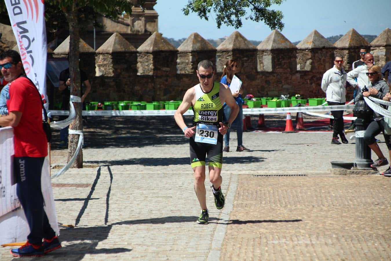 Jerez de los Caballeros ha celebrado, esta mañana, una nueva edición del Triatlón 'Ciudad del Temple'. Una prueba deportiva que, año tras año, se consolida como una de las principales del municipio y que ha reunido a 110 participantes. David Puertas Tenorio y María Remedios Mendoza Bravo han sido los vencedores de la clasificación general.