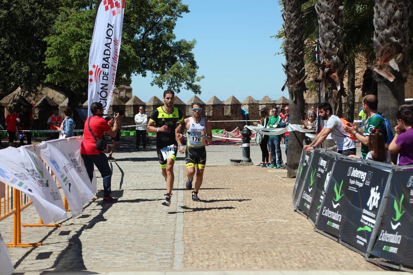 Jerez de los Caballeros ha celebrado, esta mañana, una nueva edición del Triatlón 'Ciudad del Temple'. Una prueba deportiva que, año tras año, se consolida como una de las principales del municipio y que ha reunido a 110 participantes. David Puertas Tenorio y María Remedios Mendoza Bravo han sido los vencedores de la clasificación general.