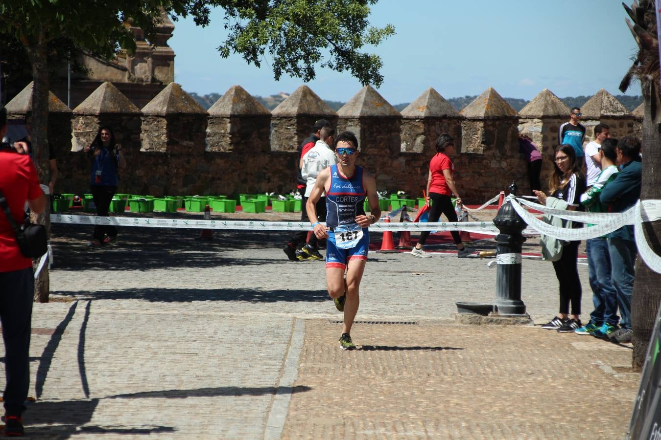 Jerez de los Caballeros ha celebrado, esta mañana, una nueva edición del Triatlón 'Ciudad del Temple'. Una prueba deportiva que, año tras año, se consolida como una de las principales del municipio y que ha reunido a 110 participantes. David Puertas Tenorio y María Remedios Mendoza Bravo han sido los vencedores de la clasificación general.