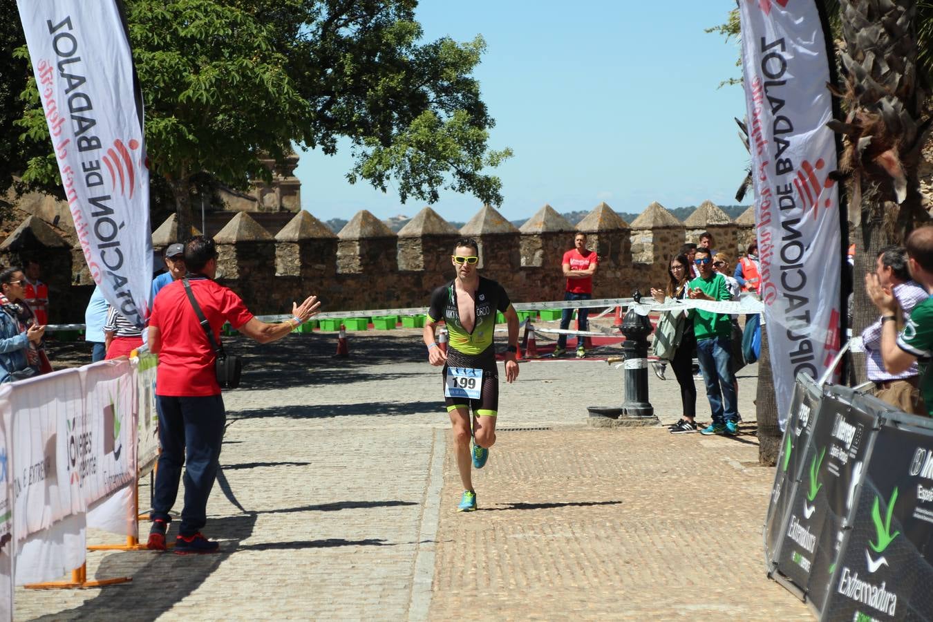 Jerez de los Caballeros ha celebrado, esta mañana, una nueva edición del Triatlón 'Ciudad del Temple'. Una prueba deportiva que, año tras año, se consolida como una de las principales del municipio y que ha reunido a 110 participantes. David Puertas Tenorio y María Remedios Mendoza Bravo han sido los vencedores de la clasificación general.