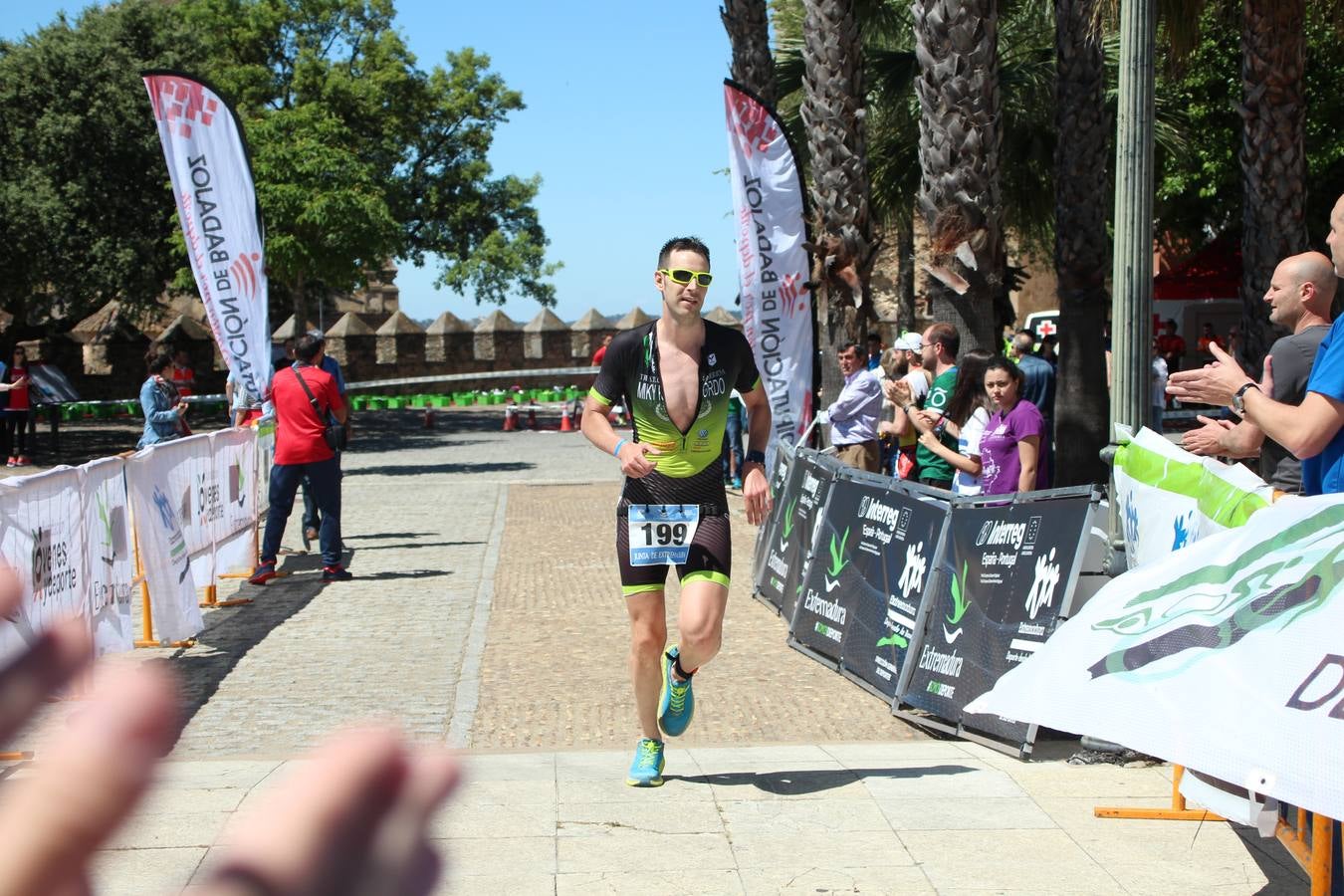 Jerez de los Caballeros ha celebrado, esta mañana, una nueva edición del Triatlón 'Ciudad del Temple'. Una prueba deportiva que, año tras año, se consolida como una de las principales del municipio y que ha reunido a 110 participantes. David Puertas Tenorio y María Remedios Mendoza Bravo han sido los vencedores de la clasificación general.