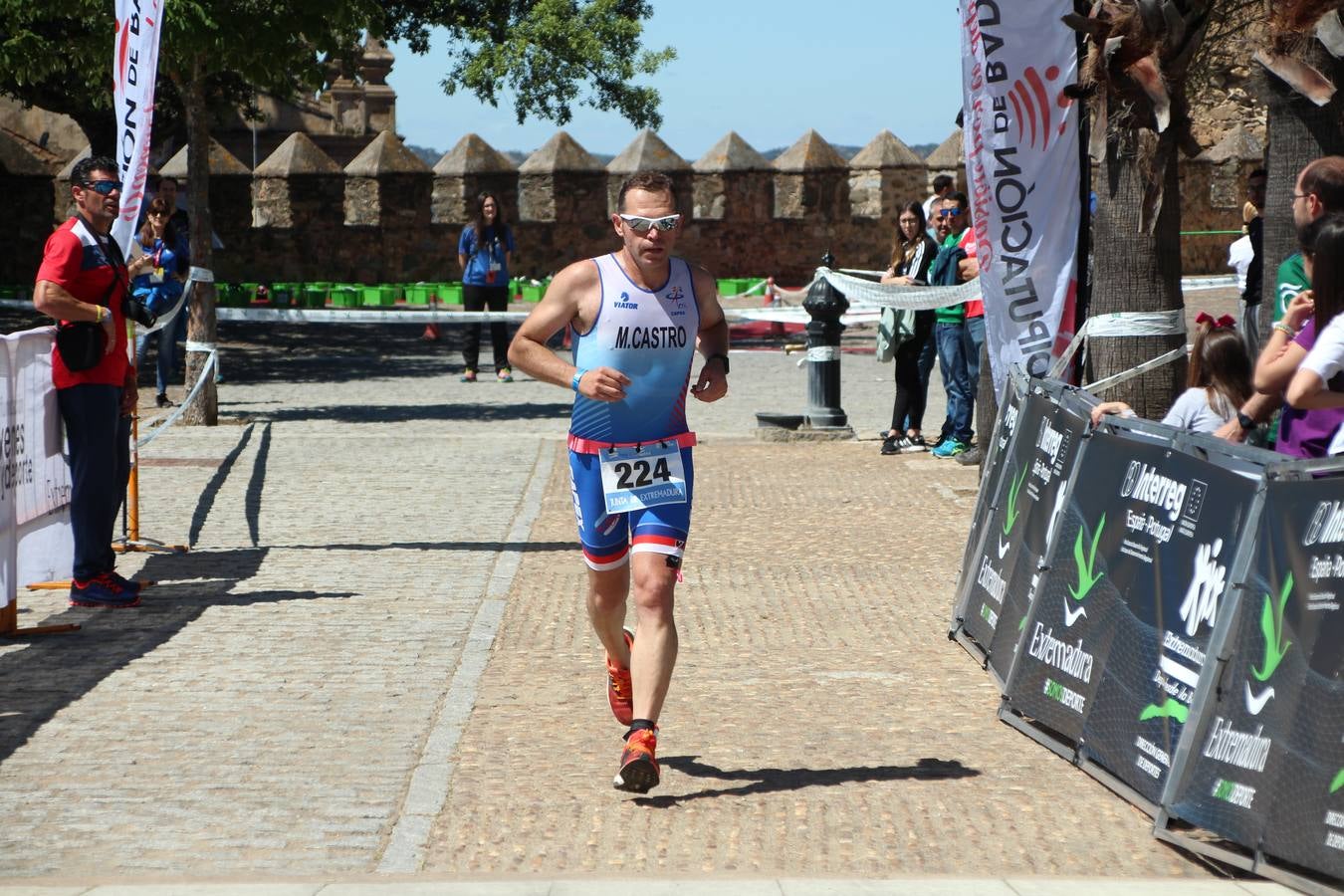 Jerez de los Caballeros ha celebrado, esta mañana, una nueva edición del Triatlón 'Ciudad del Temple'. Una prueba deportiva que, año tras año, se consolida como una de las principales del municipio y que ha reunido a 110 participantes. David Puertas Tenorio y María Remedios Mendoza Bravo han sido los vencedores de la clasificación general.