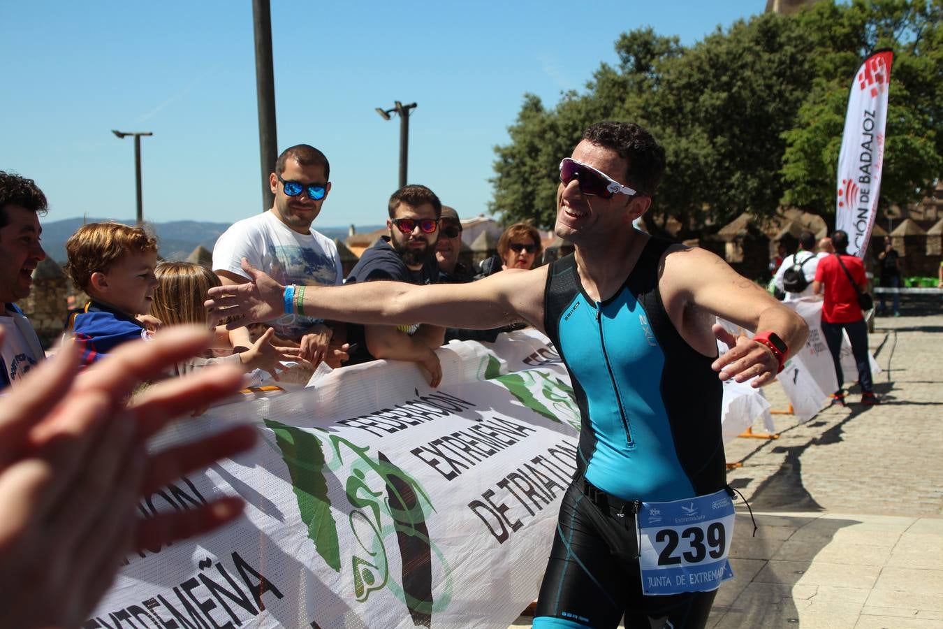 Jerez de los Caballeros ha celebrado, esta mañana, una nueva edición del Triatlón 'Ciudad del Temple'. Una prueba deportiva que, año tras año, se consolida como una de las principales del municipio y que ha reunido a 110 participantes. David Puertas Tenorio y María Remedios Mendoza Bravo han sido los vencedores de la clasificación general.