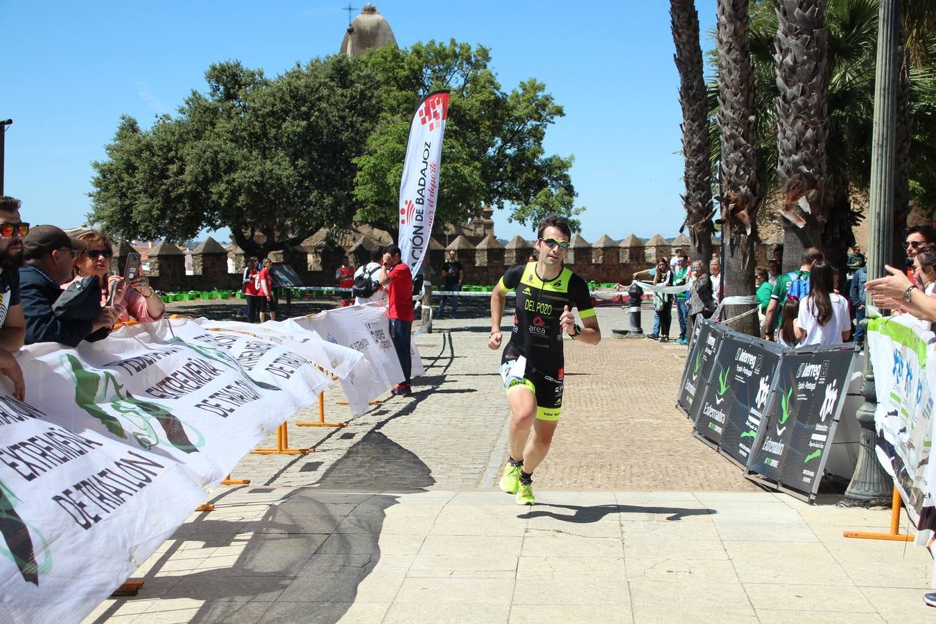 Jerez de los Caballeros ha celebrado, esta mañana, una nueva edición del Triatlón 'Ciudad del Temple'. Una prueba deportiva que, año tras año, se consolida como una de las principales del municipio y que ha reunido a 110 participantes. David Puertas Tenorio y María Remedios Mendoza Bravo han sido los vencedores de la clasificación general.