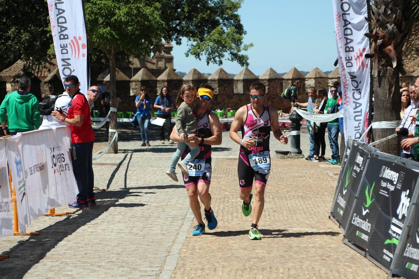 Jerez de los Caballeros ha celebrado, esta mañana, una nueva edición del Triatlón 'Ciudad del Temple'. Una prueba deportiva que, año tras año, se consolida como una de las principales del municipio y que ha reunido a 110 participantes. David Puertas Tenorio y María Remedios Mendoza Bravo han sido los vencedores de la clasificación general.