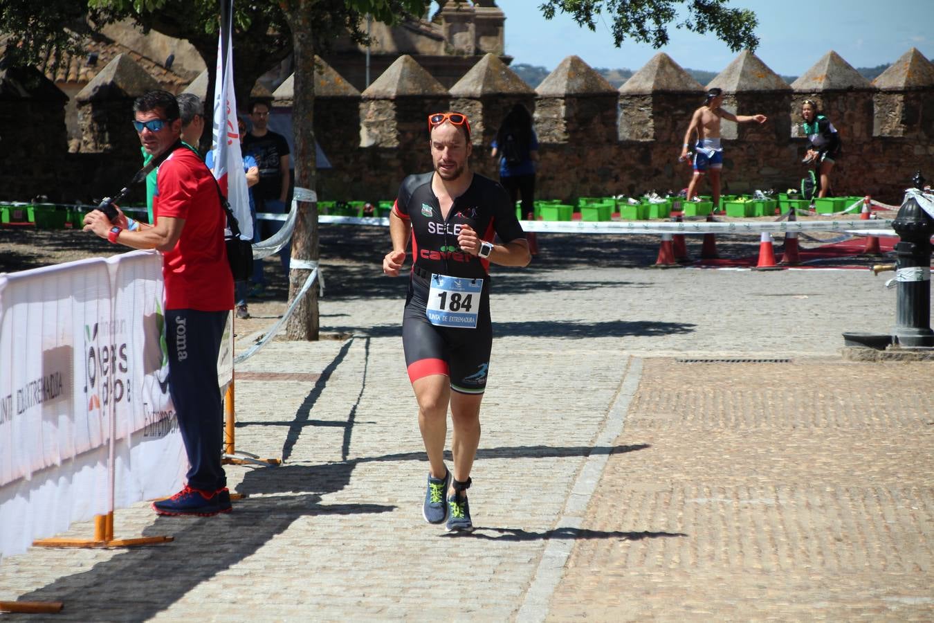 Jerez de los Caballeros ha celebrado, esta mañana, una nueva edición del Triatlón 'Ciudad del Temple'. Una prueba deportiva que, año tras año, se consolida como una de las principales del municipio y que ha reunido a 110 participantes. David Puertas Tenorio y María Remedios Mendoza Bravo han sido los vencedores de la clasificación general.