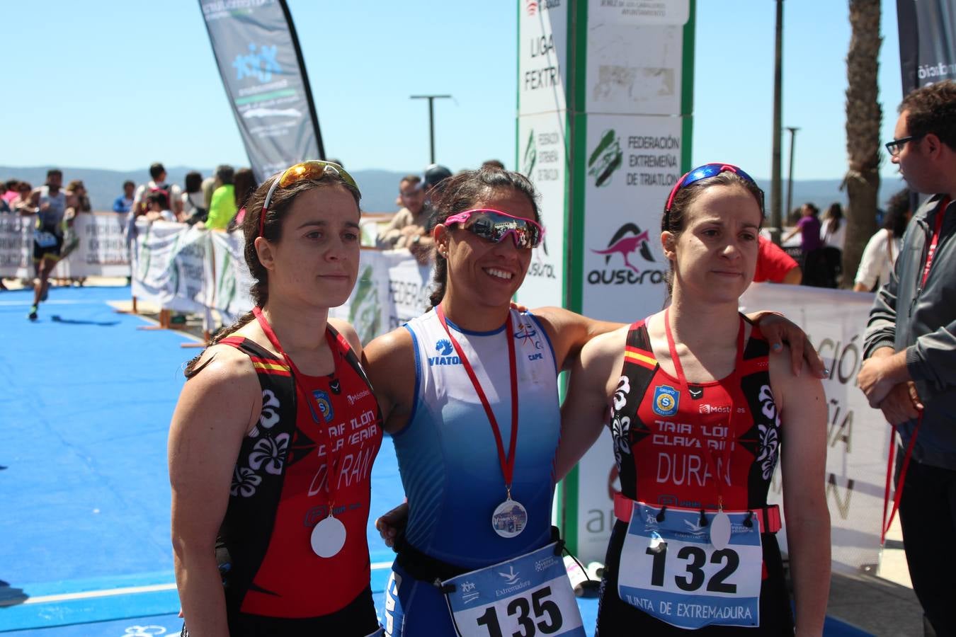 Jerez de los Caballeros ha celebrado, esta mañana, una nueva edición del Triatlón 'Ciudad del Temple'. Una prueba deportiva que, año tras año, se consolida como una de las principales del municipio y que ha reunido a 110 participantes. David Puertas Tenorio y María Remedios Mendoza Bravo han sido los vencedores de la clasificación general.