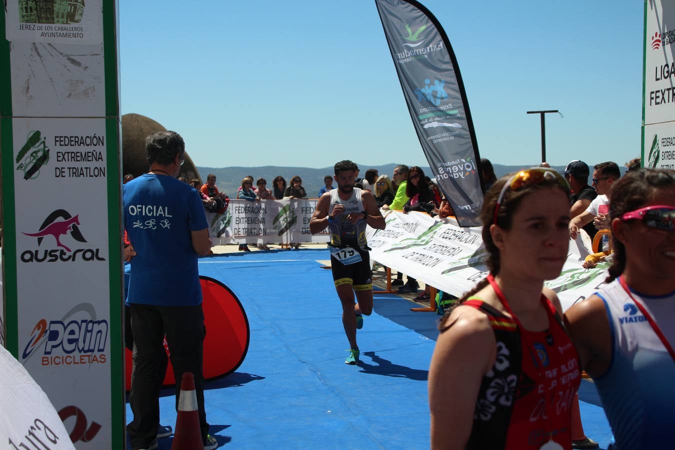 Jerez de los Caballeros ha celebrado, esta mañana, una nueva edición del Triatlón 'Ciudad del Temple'. Una prueba deportiva que, año tras año, se consolida como una de las principales del municipio y que ha reunido a 110 participantes. David Puertas Tenorio y María Remedios Mendoza Bravo han sido los vencedores de la clasificación general.