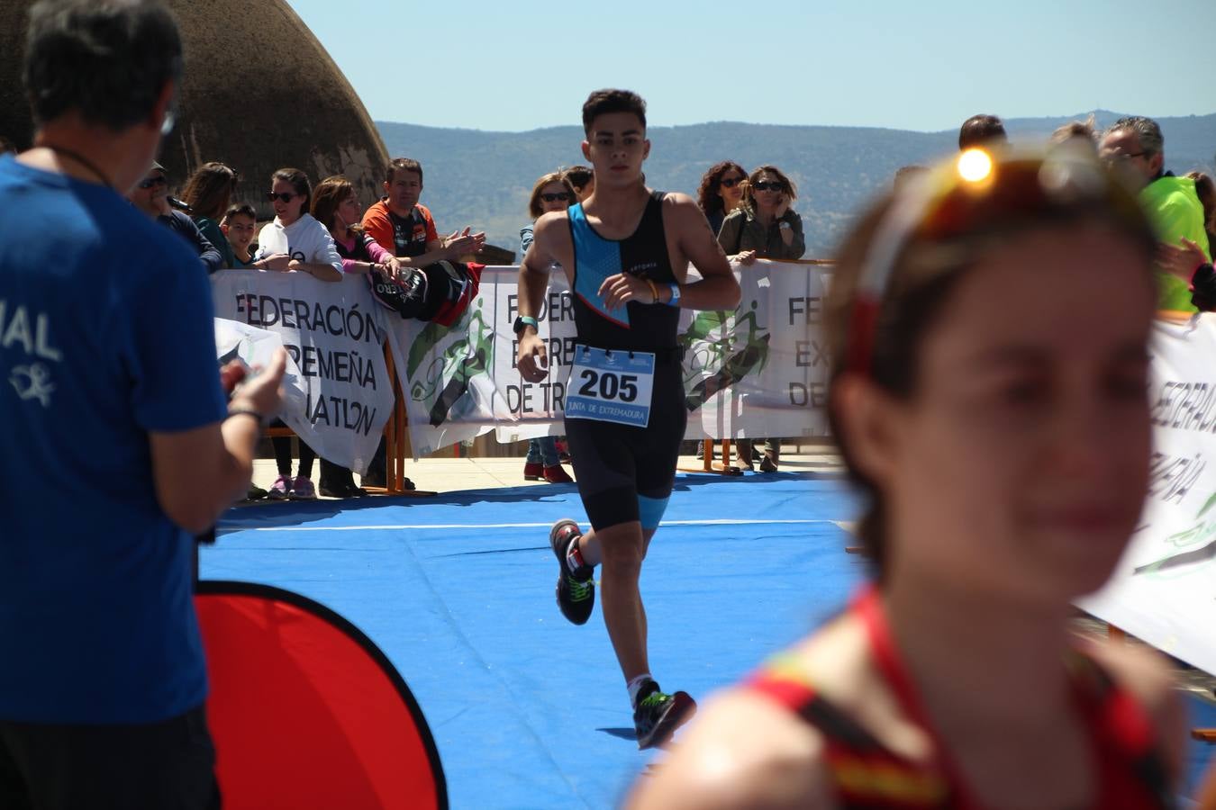 Jerez de los Caballeros ha celebrado, esta mañana, una nueva edición del Triatlón 'Ciudad del Temple'. Una prueba deportiva que, año tras año, se consolida como una de las principales del municipio y que ha reunido a 110 participantes. David Puertas Tenorio y María Remedios Mendoza Bravo han sido los vencedores de la clasificación general.