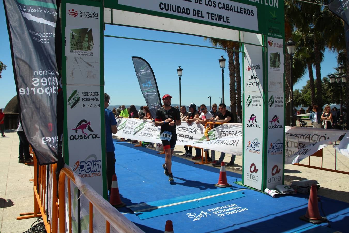 Jerez de los Caballeros ha celebrado, esta mañana, una nueva edición del Triatlón 'Ciudad del Temple'. Una prueba deportiva que, año tras año, se consolida como una de las principales del municipio y que ha reunido a 110 participantes. David Puertas Tenorio y María Remedios Mendoza Bravo han sido los vencedores de la clasificación general.