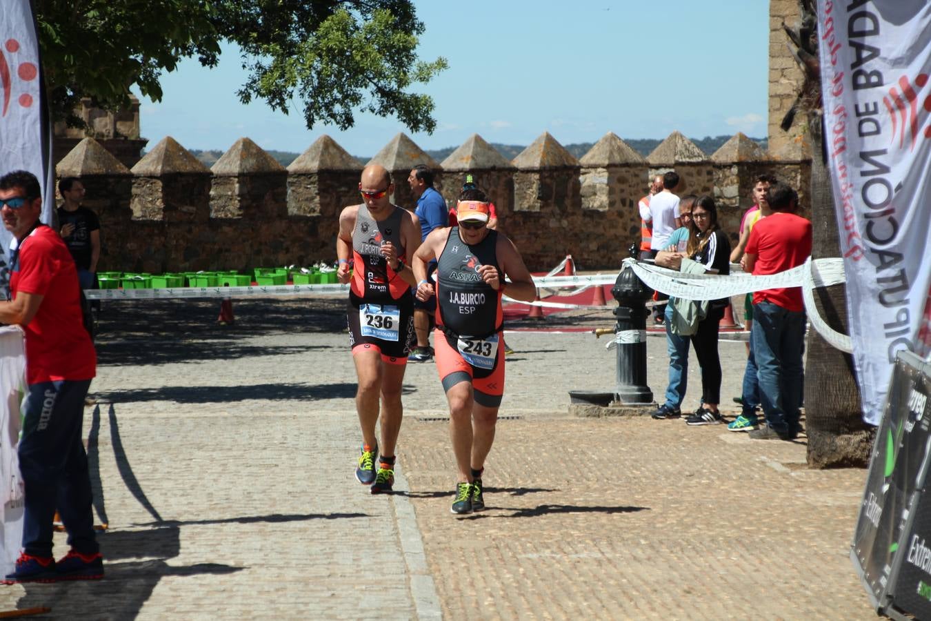 Jerez de los Caballeros ha celebrado, esta mañana, una nueva edición del Triatlón 'Ciudad del Temple'. Una prueba deportiva que, año tras año, se consolida como una de las principales del municipio y que ha reunido a 110 participantes. David Puertas Tenorio y María Remedios Mendoza Bravo han sido los vencedores de la clasificación general.