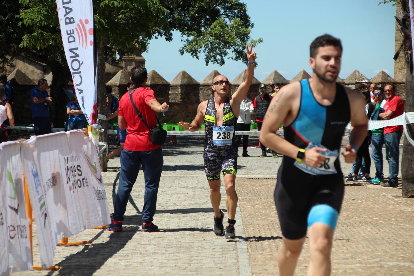 Jerez de los Caballeros ha celebrado, esta mañana, una nueva edición del Triatlón 'Ciudad del Temple'. Una prueba deportiva que, año tras año, se consolida como una de las principales del municipio y que ha reunido a 110 participantes. David Puertas Tenorio y María Remedios Mendoza Bravo han sido los vencedores de la clasificación general.