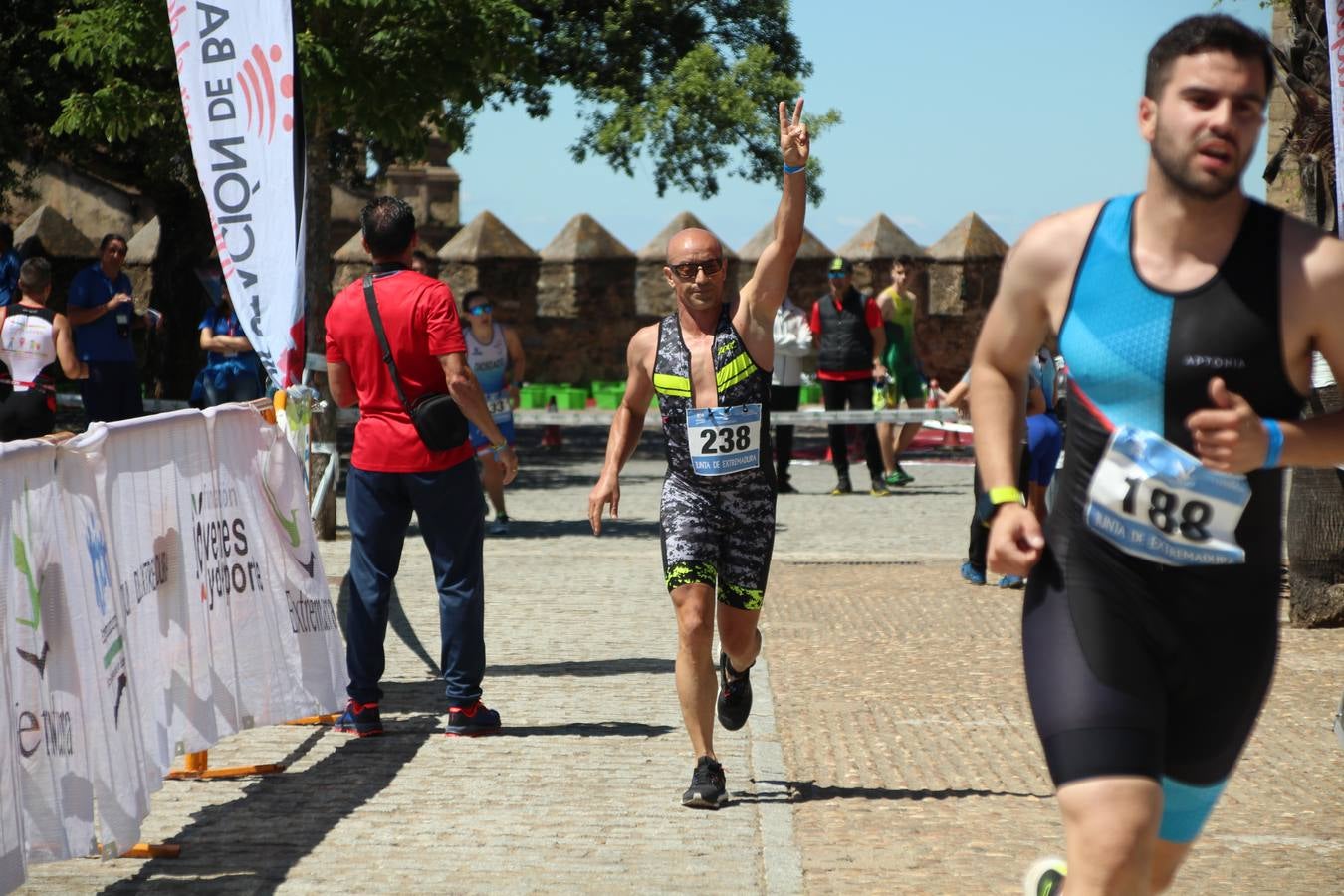 Jerez de los Caballeros ha celebrado, esta mañana, una nueva edición del Triatlón 'Ciudad del Temple'. Una prueba deportiva que, año tras año, se consolida como una de las principales del municipio y que ha reunido a 110 participantes. David Puertas Tenorio y María Remedios Mendoza Bravo han sido los vencedores de la clasificación general.