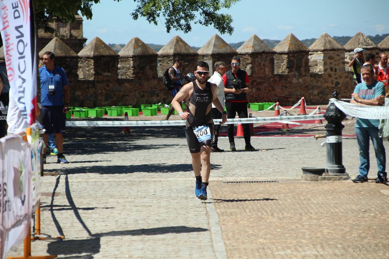 Jerez de los Caballeros ha celebrado, esta mañana, una nueva edición del Triatlón 'Ciudad del Temple'. Una prueba deportiva que, año tras año, se consolida como una de las principales del municipio y que ha reunido a 110 participantes. David Puertas Tenorio y María Remedios Mendoza Bravo han sido los vencedores de la clasificación general.
