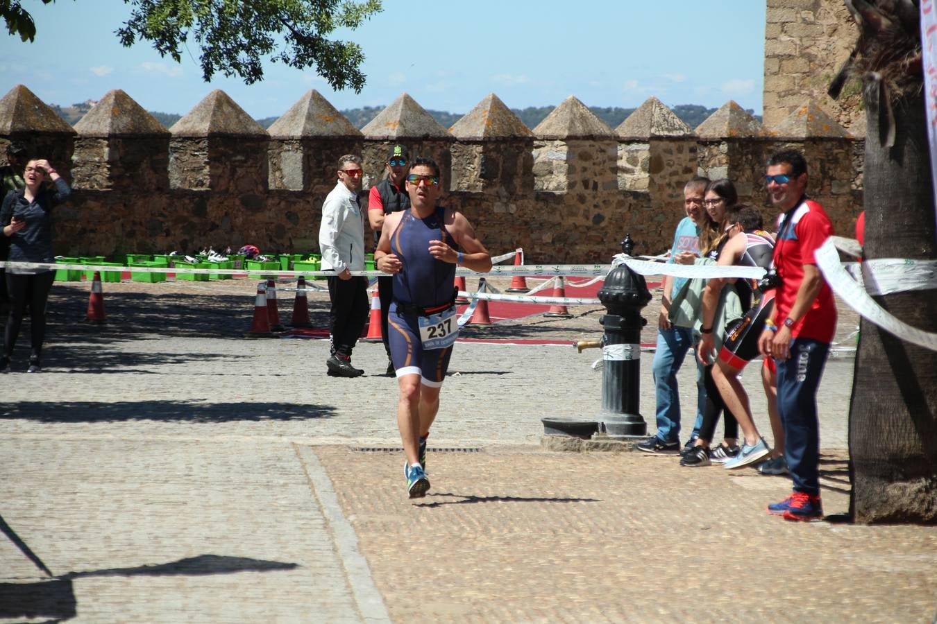 Jerez de los Caballeros ha celebrado, esta mañana, una nueva edición del Triatlón 'Ciudad del Temple'. Una prueba deportiva que, año tras año, se consolida como una de las principales del municipio y que ha reunido a 110 participantes. David Puertas Tenorio y María Remedios Mendoza Bravo han sido los vencedores de la clasificación general.