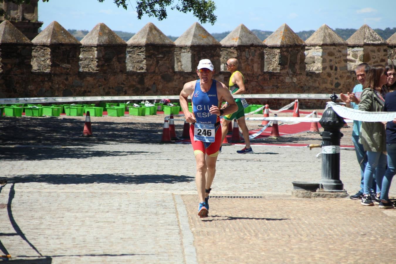 Jerez de los Caballeros ha celebrado, esta mañana, una nueva edición del Triatlón 'Ciudad del Temple'. Una prueba deportiva que, año tras año, se consolida como una de las principales del municipio y que ha reunido a 110 participantes. David Puertas Tenorio y María Remedios Mendoza Bravo han sido los vencedores de la clasificación general.