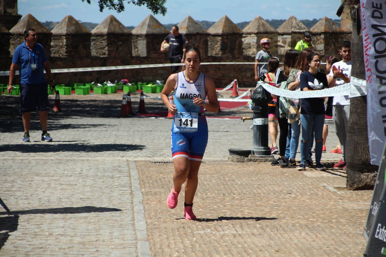 Jerez de los Caballeros ha celebrado, esta mañana, una nueva edición del Triatlón 'Ciudad del Temple'. Una prueba deportiva que, año tras año, se consolida como una de las principales del municipio y que ha reunido a 110 participantes. David Puertas Tenorio y María Remedios Mendoza Bravo han sido los vencedores de la clasificación general.