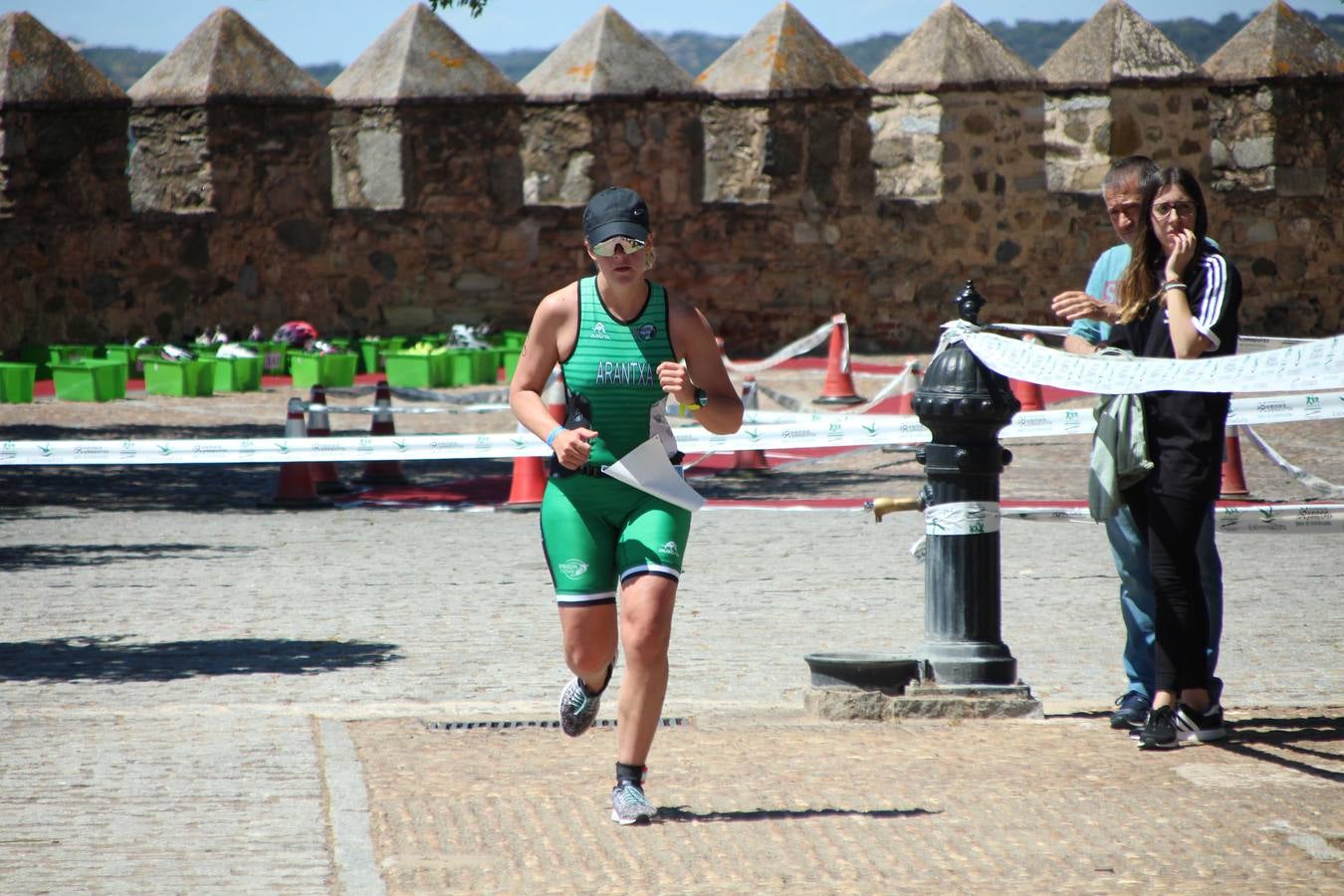 Jerez de los Caballeros ha celebrado, esta mañana, una nueva edición del Triatlón 'Ciudad del Temple'. Una prueba deportiva que, año tras año, se consolida como una de las principales del municipio y que ha reunido a 110 participantes. David Puertas Tenorio y María Remedios Mendoza Bravo han sido los vencedores de la clasificación general.