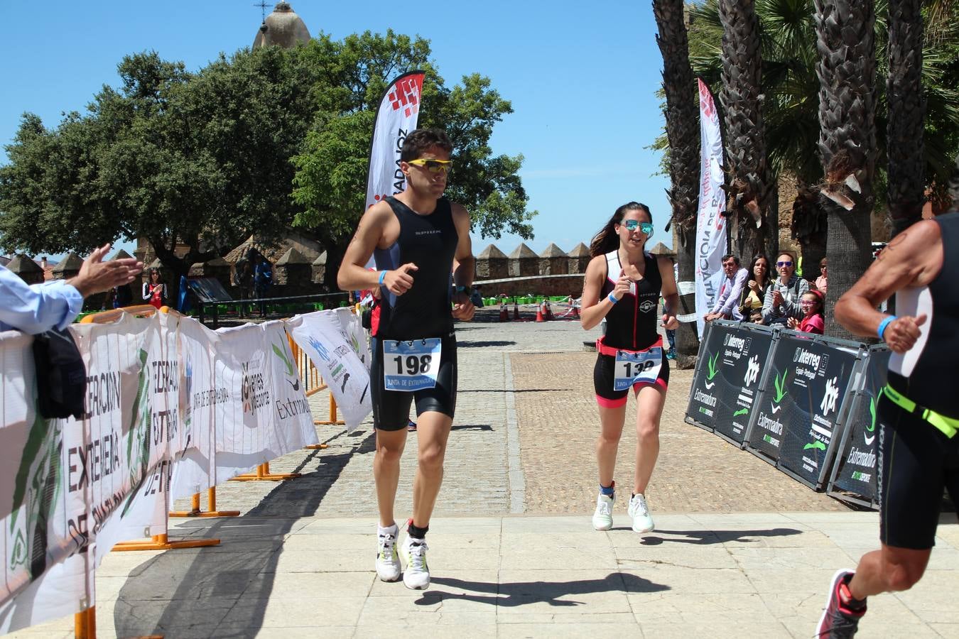 Jerez de los Caballeros ha celebrado, esta mañana, una nueva edición del Triatlón 'Ciudad del Temple'. Una prueba deportiva que, año tras año, se consolida como una de las principales del municipio y que ha reunido a 110 participantes. David Puertas Tenorio y María Remedios Mendoza Bravo han sido los vencedores de la clasificación general.