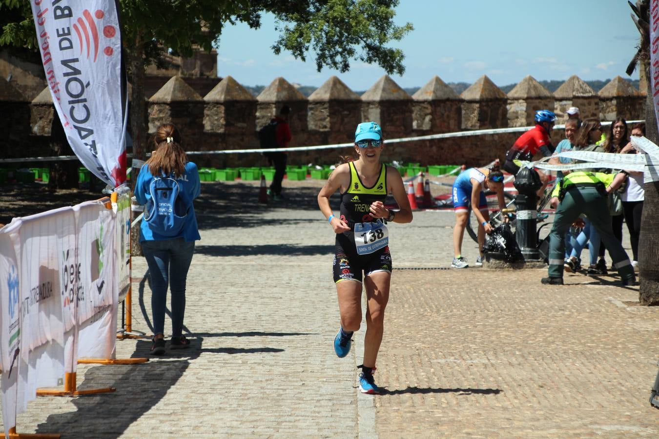 Jerez de los Caballeros ha celebrado, esta mañana, una nueva edición del Triatlón 'Ciudad del Temple'. Una prueba deportiva que, año tras año, se consolida como una de las principales del municipio y que ha reunido a 110 participantes. David Puertas Tenorio y María Remedios Mendoza Bravo han sido los vencedores de la clasificación general.