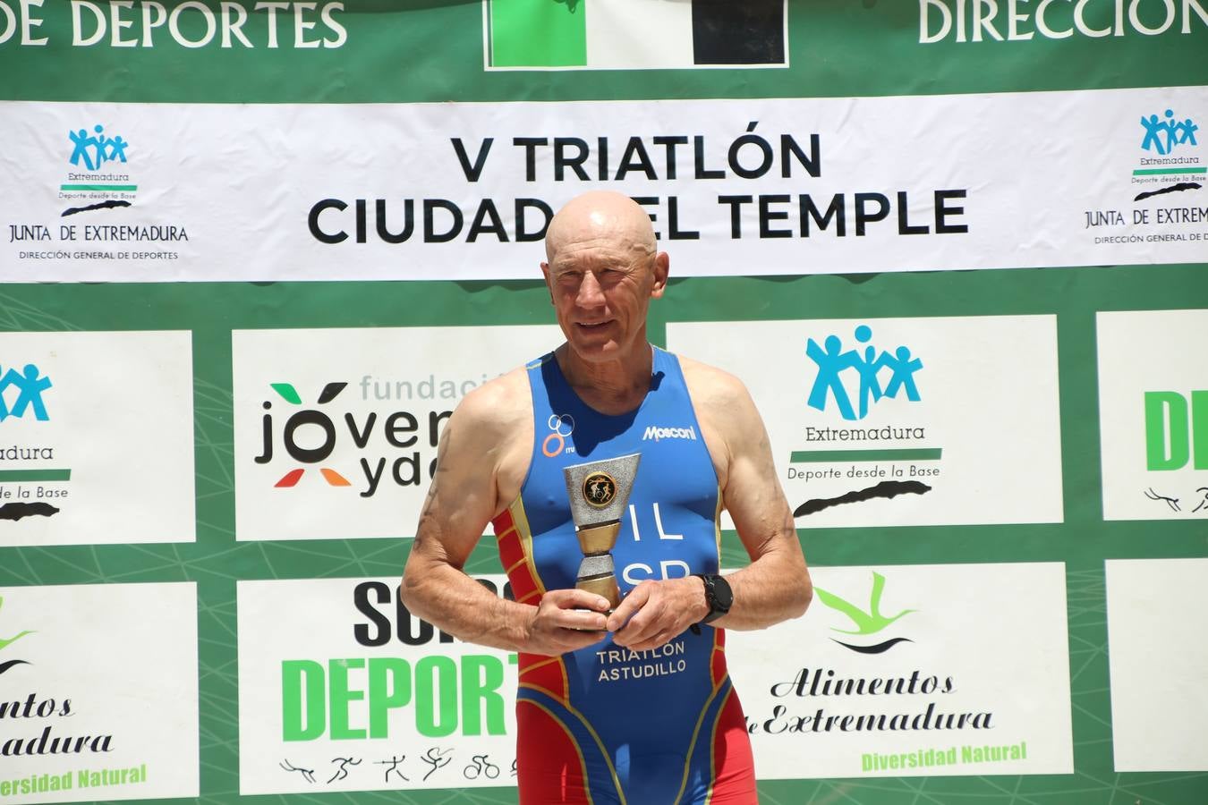 Jerez de los Caballeros ha celebrado, esta mañana, una nueva edición del Triatlón 'Ciudad del Temple'. Una prueba deportiva que, año tras año, se consolida como una de las principales del municipio y que ha reunido a 110 participantes. David Puertas Tenorio y María Remedios Mendoza Bravo han sido los vencedores de la clasificación general.