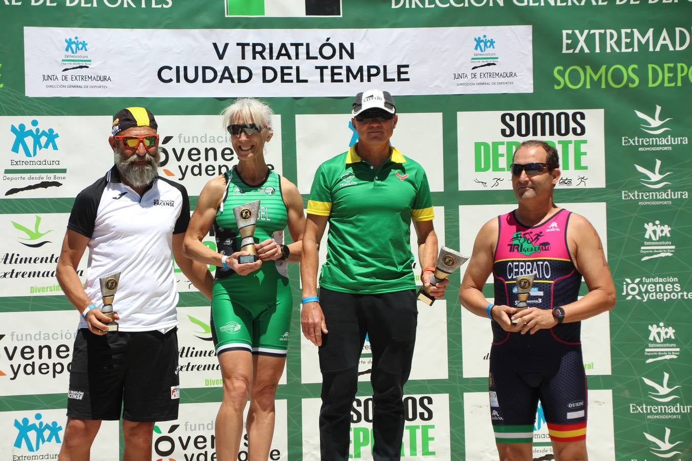 Jerez de los Caballeros ha celebrado, esta mañana, una nueva edición del Triatlón 'Ciudad del Temple'. Una prueba deportiva que, año tras año, se consolida como una de las principales del municipio y que ha reunido a 110 participantes. David Puertas Tenorio y María Remedios Mendoza Bravo han sido los vencedores de la clasificación general.