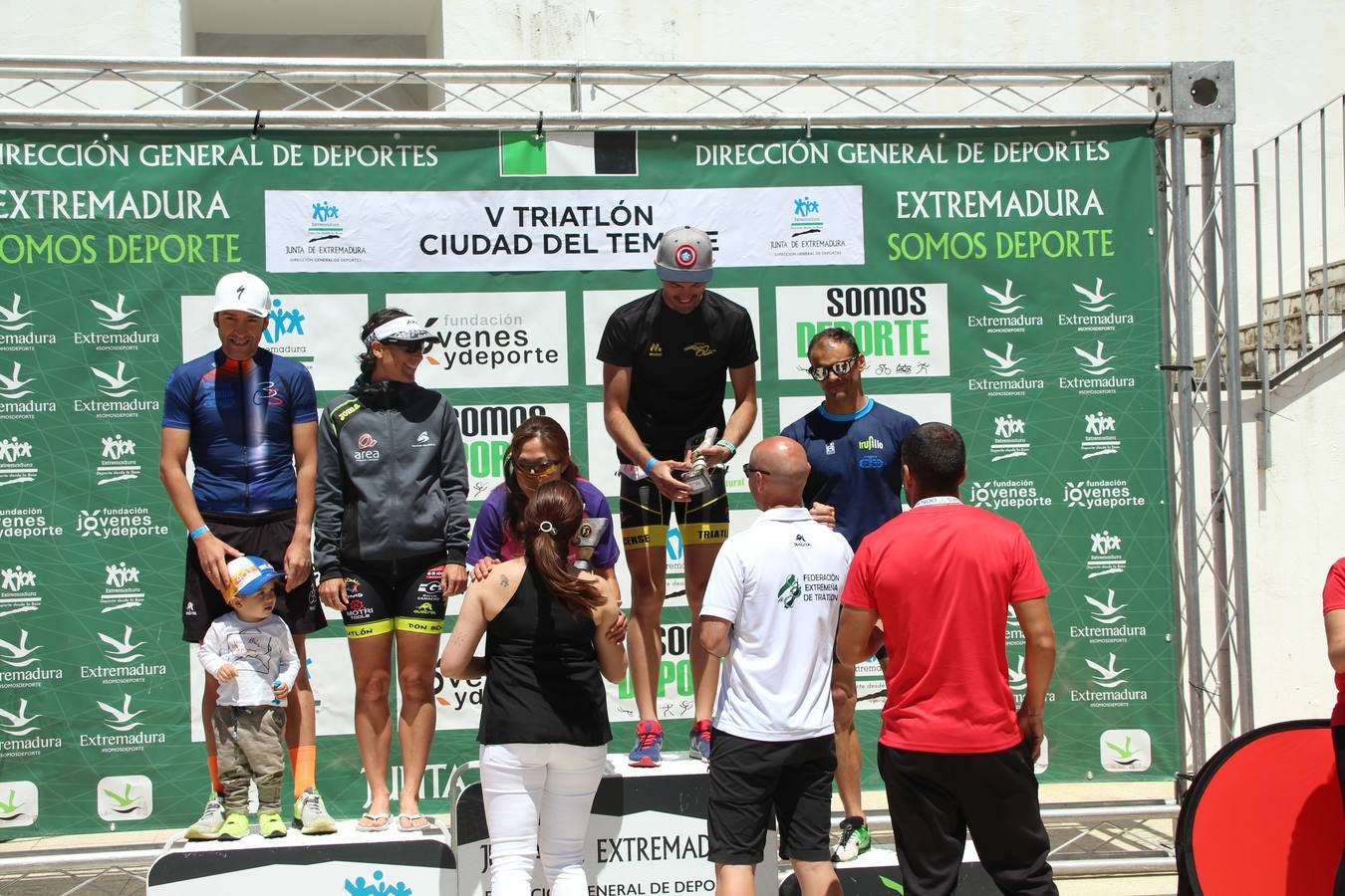 Jerez de los Caballeros ha celebrado, esta mañana, una nueva edición del Triatlón 'Ciudad del Temple'. Una prueba deportiva que, año tras año, se consolida como una de las principales del municipio y que ha reunido a 110 participantes. David Puertas Tenorio y María Remedios Mendoza Bravo han sido los vencedores de la clasificación general.