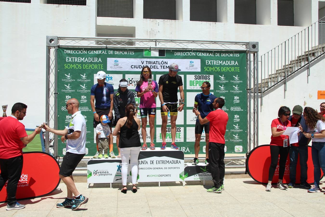 Jerez de los Caballeros ha celebrado, esta mañana, una nueva edición del Triatlón 'Ciudad del Temple'. Una prueba deportiva que, año tras año, se consolida como una de las principales del municipio y que ha reunido a 110 participantes. David Puertas Tenorio y María Remedios Mendoza Bravo han sido los vencedores de la clasificación general.