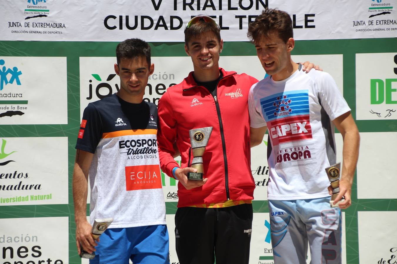 Jerez de los Caballeros ha celebrado, esta mañana, una nueva edición del Triatlón 'Ciudad del Temple'. Una prueba deportiva que, año tras año, se consolida como una de las principales del municipio y que ha reunido a 110 participantes. David Puertas Tenorio y María Remedios Mendoza Bravo han sido los vencedores de la clasificación general.