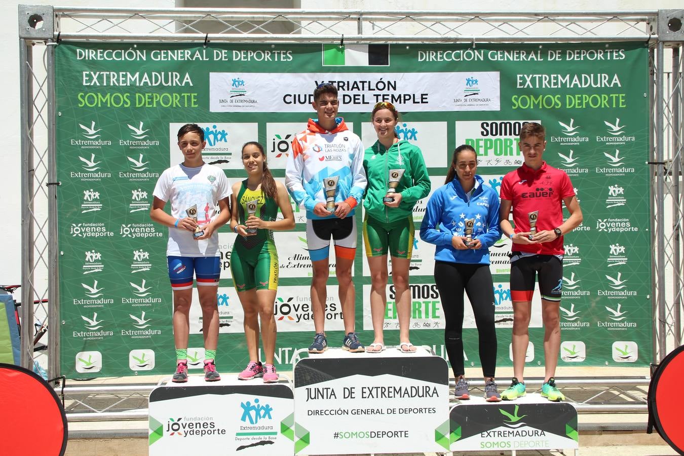Jerez de los Caballeros ha celebrado, esta mañana, una nueva edición del Triatlón 'Ciudad del Temple'. Una prueba deportiva que, año tras año, se consolida como una de las principales del municipio y que ha reunido a 110 participantes. David Puertas Tenorio y María Remedios Mendoza Bravo han sido los vencedores de la clasificación general.