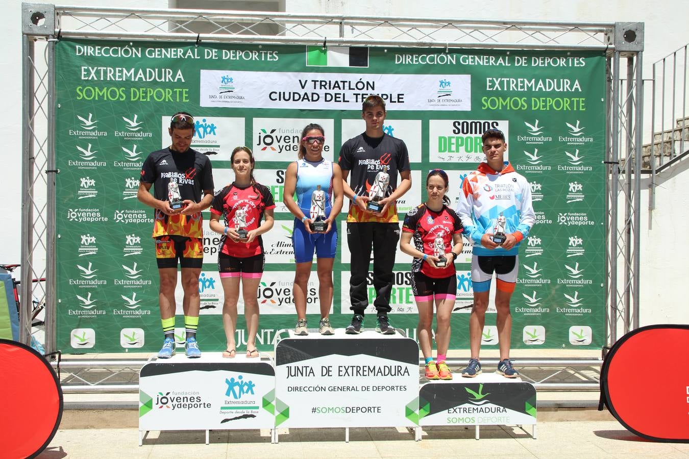 Jerez de los Caballeros ha celebrado, esta mañana, una nueva edición del Triatlón 'Ciudad del Temple'. Una prueba deportiva que, año tras año, se consolida como una de las principales del municipio y que ha reunido a 110 participantes. David Puertas Tenorio y María Remedios Mendoza Bravo han sido los vencedores de la clasificación general.