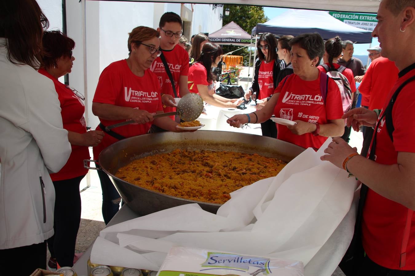 Jerez de los Caballeros ha celebrado, esta mañana, una nueva edición del Triatlón 'Ciudad del Temple'. Una prueba deportiva que, año tras año, se consolida como una de las principales del municipio y que ha reunido a 110 participantes. David Puertas Tenorio y María Remedios Mendoza Bravo han sido los vencedores de la clasificación general.