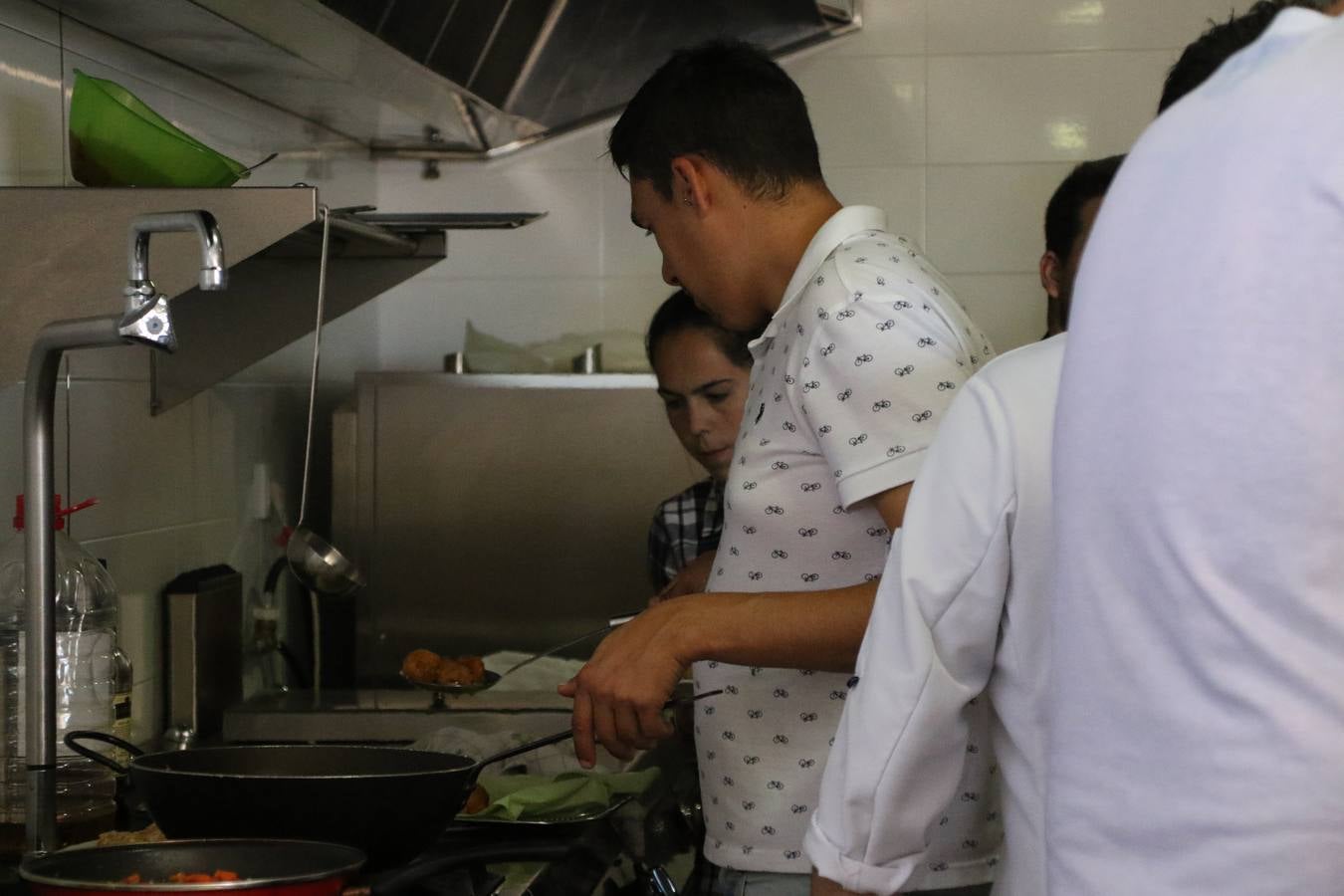 El hotel 'Oasis' ha acogido, esta mañana, la clausura de la segunda edición del curso 'Ayudante de cocina', ofertado por la Cámara de Comercio. Mª Carmen Muñoz, técnica de la delegación en Jerez de la Cámara de Comercio, ha señalado que han sido 18 jóvenes, de entre 16 y 29 años, los que han participado en esta iniciativa que ha contado con la colaboración del hotel 'Oasis' y Seve García, cocinero.