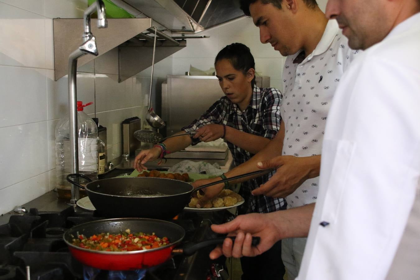 El hotel 'Oasis' ha acogido, esta mañana, la clausura de la segunda edición del curso 'Ayudante de cocina', ofertado por la Cámara de Comercio. Mª Carmen Muñoz, técnica de la delegación en Jerez de la Cámara de Comercio, ha señalado que han sido 18 jóvenes, de entre 16 y 29 años, los que han participado en esta iniciativa que ha contado con la colaboración del hotel 'Oasis' y Seve García, cocinero.