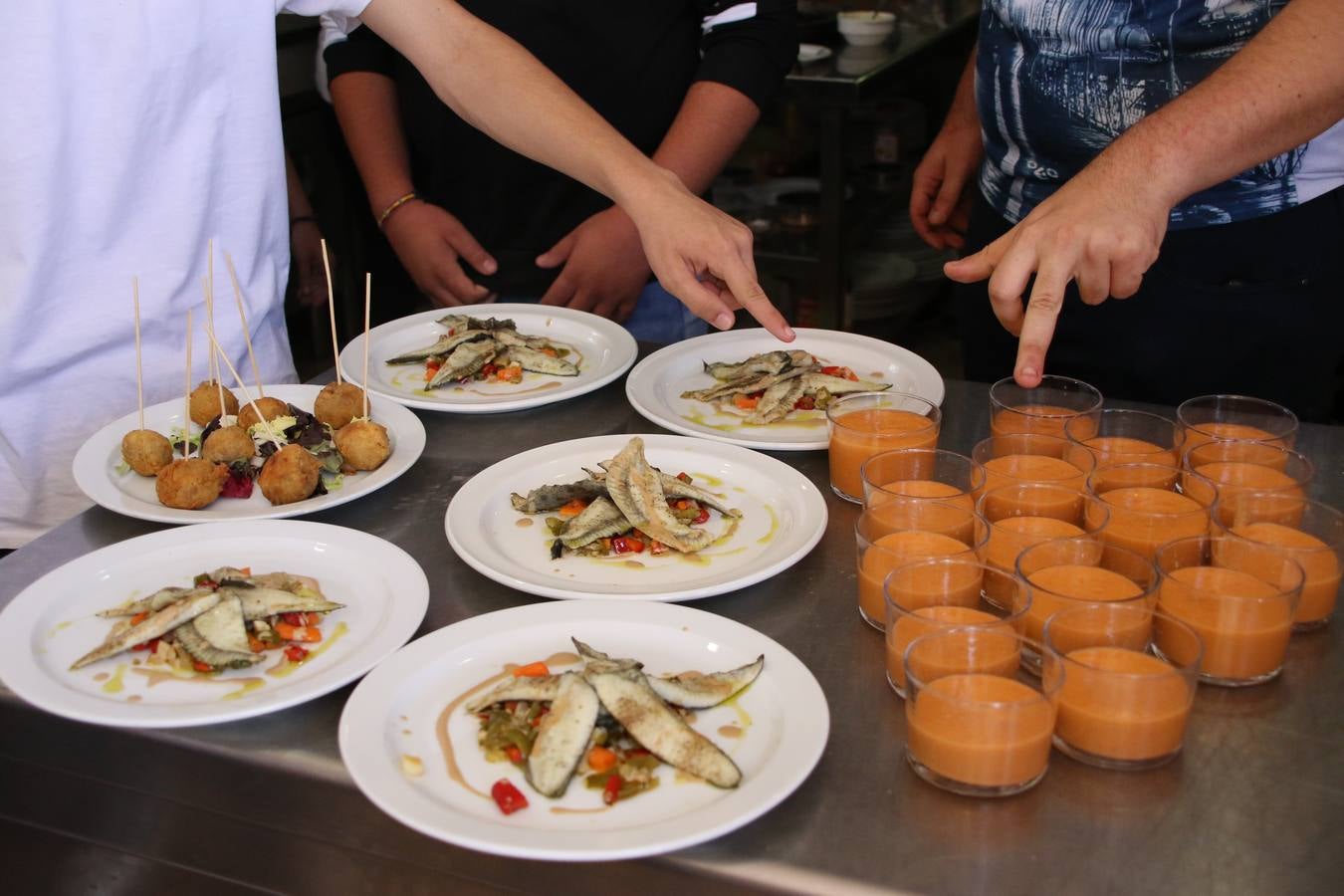 El hotel 'Oasis' ha acogido, esta mañana, la clausura de la segunda edición del curso 'Ayudante de cocina', ofertado por la Cámara de Comercio. Mª Carmen Muñoz, técnica de la delegación en Jerez de la Cámara de Comercio, ha señalado que han sido 18 jóvenes, de entre 16 y 29 años, los que han participado en esta iniciativa que ha contado con la colaboración del hotel 'Oasis' y Seve García, cocinero.