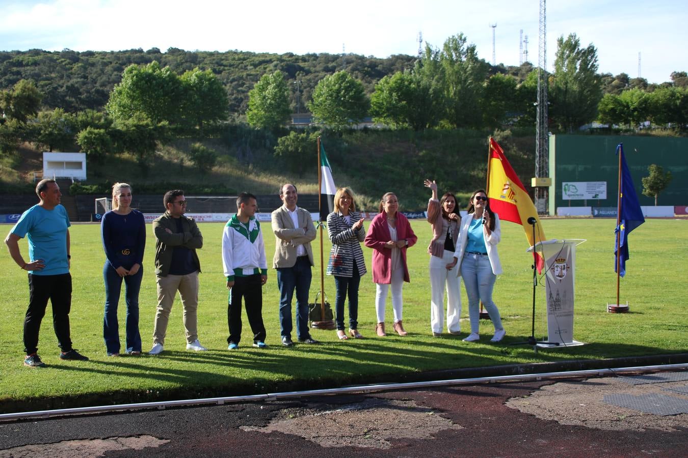 La Ciudad Deportiva 'Manuel Calzado' ha acogido, esta mañana, la celebración de la IV Convivencia Deportiva de Primaria, organizada por el Centro de Profesores y Recursos de esta ciudad con el apoyo del Ayuntamiento de Jerez, la Junta de Extremadura, la Diputación de Badajoz y la Fundación 'Alfonso Gallardo'. Más de 750 escolares de 15 colegios han disfrutado de esta experiencia deportiva con pruebas de atletismo, lanzamiento de peso, salto de altura, salto de longitud y lanzamiento de jabalina.