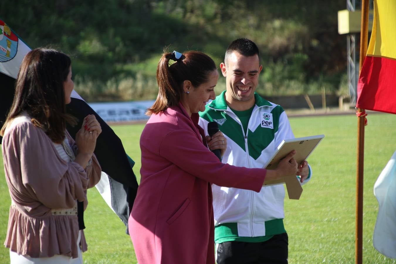La Ciudad Deportiva 'Manuel Calzado' ha acogido, esta mañana, la celebración de la IV Convivencia Deportiva de Primaria, organizada por el Centro de Profesores y Recursos de esta ciudad con el apoyo del Ayuntamiento de Jerez, la Junta de Extremadura, la Diputación de Badajoz y la Fundación 'Alfonso Gallardo'. Más de 750 escolares de 15 colegios han disfrutado de esta experiencia deportiva con pruebas de atletismo, lanzamiento de peso, salto de altura, salto de longitud y lanzamiento de jabalina.