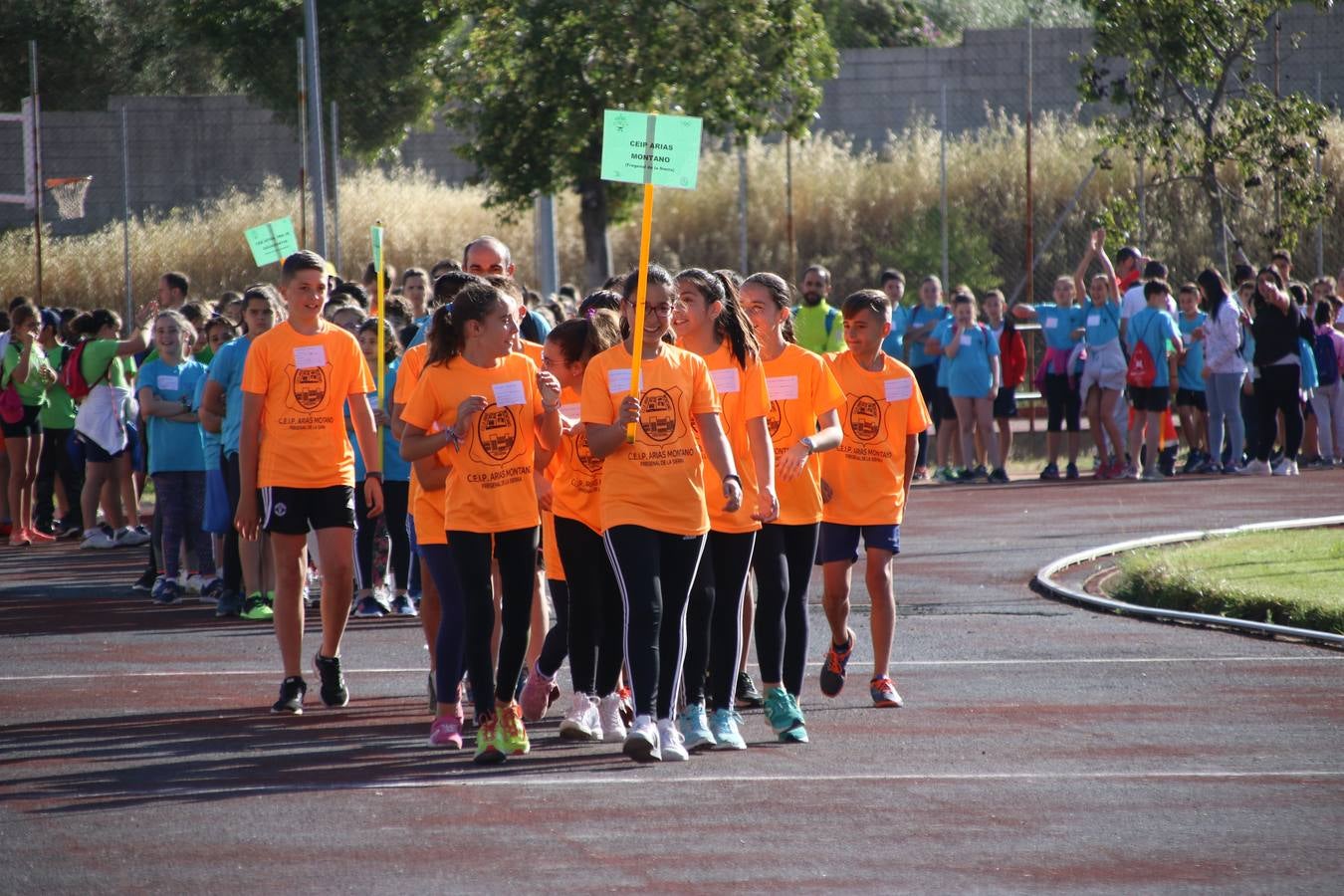 La Ciudad Deportiva 'Manuel Calzado' ha acogido, esta mañana, la celebración de la IV Convivencia Deportiva de Primaria, organizada por el Centro de Profesores y Recursos de esta ciudad con el apoyo del Ayuntamiento de Jerez, la Junta de Extremadura, la Diputación de Badajoz y la Fundación 'Alfonso Gallardo'. Más de 750 escolares de 15 colegios han disfrutado de esta experiencia deportiva con pruebas de atletismo, lanzamiento de peso, salto de altura, salto de longitud y lanzamiento de jabalina.