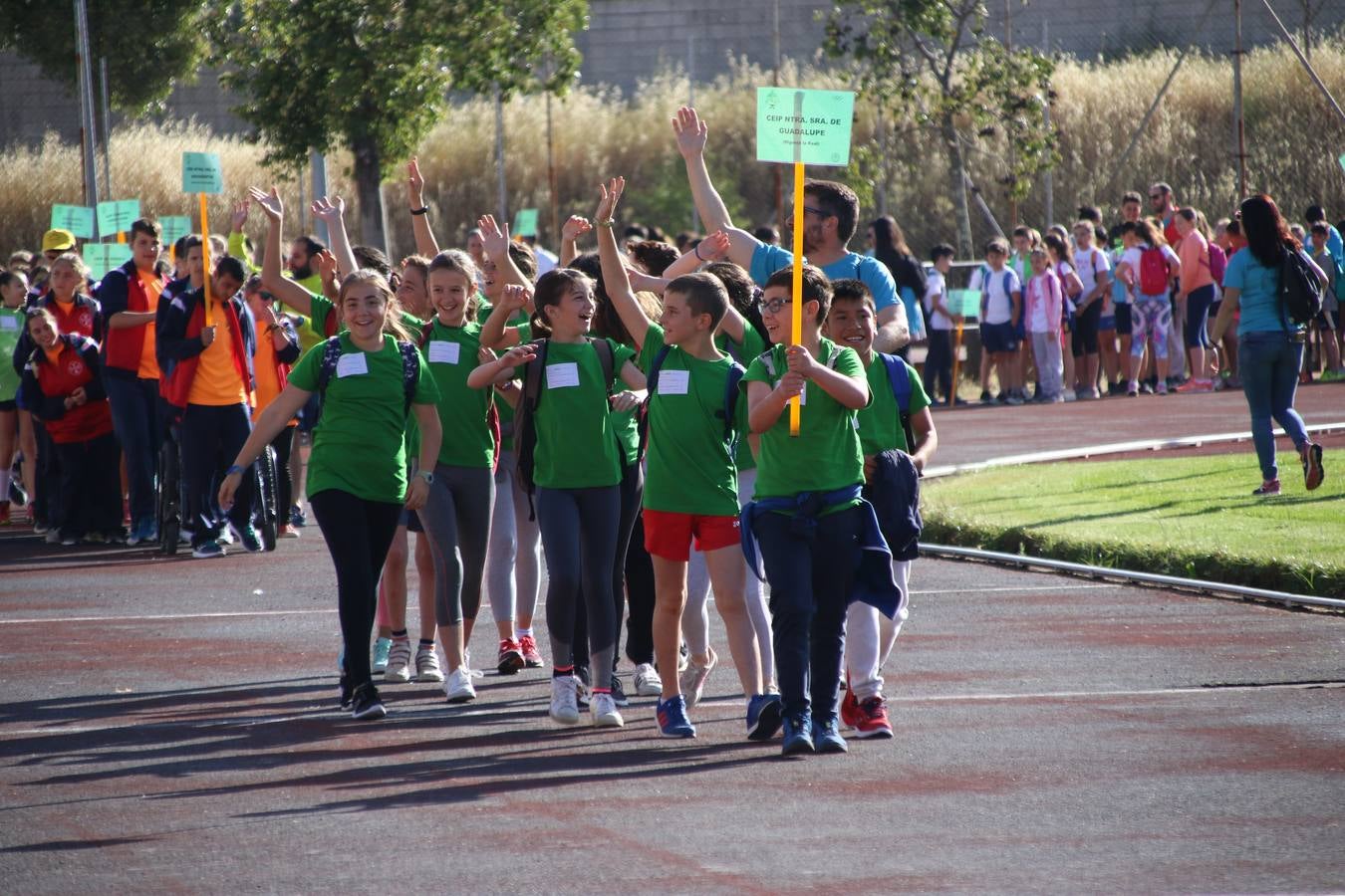 La Ciudad Deportiva 'Manuel Calzado' ha acogido, esta mañana, la celebración de la IV Convivencia Deportiva de Primaria, organizada por el Centro de Profesores y Recursos de esta ciudad con el apoyo del Ayuntamiento de Jerez, la Junta de Extremadura, la Diputación de Badajoz y la Fundación 'Alfonso Gallardo'. Más de 750 escolares de 15 colegios han disfrutado de esta experiencia deportiva con pruebas de atletismo, lanzamiento de peso, salto de altura, salto de longitud y lanzamiento de jabalina.