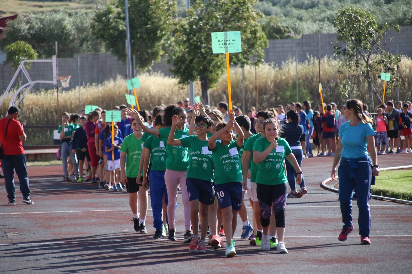 La Ciudad Deportiva 'Manuel Calzado' ha acogido, esta mañana, la celebración de la IV Convivencia Deportiva de Primaria, organizada por el Centro de Profesores y Recursos de esta ciudad con el apoyo del Ayuntamiento de Jerez, la Junta de Extremadura, la Diputación de Badajoz y la Fundación 'Alfonso Gallardo'. Más de 750 escolares de 15 colegios han disfrutado de esta experiencia deportiva con pruebas de atletismo, lanzamiento de peso, salto de altura, salto de longitud y lanzamiento de jabalina.