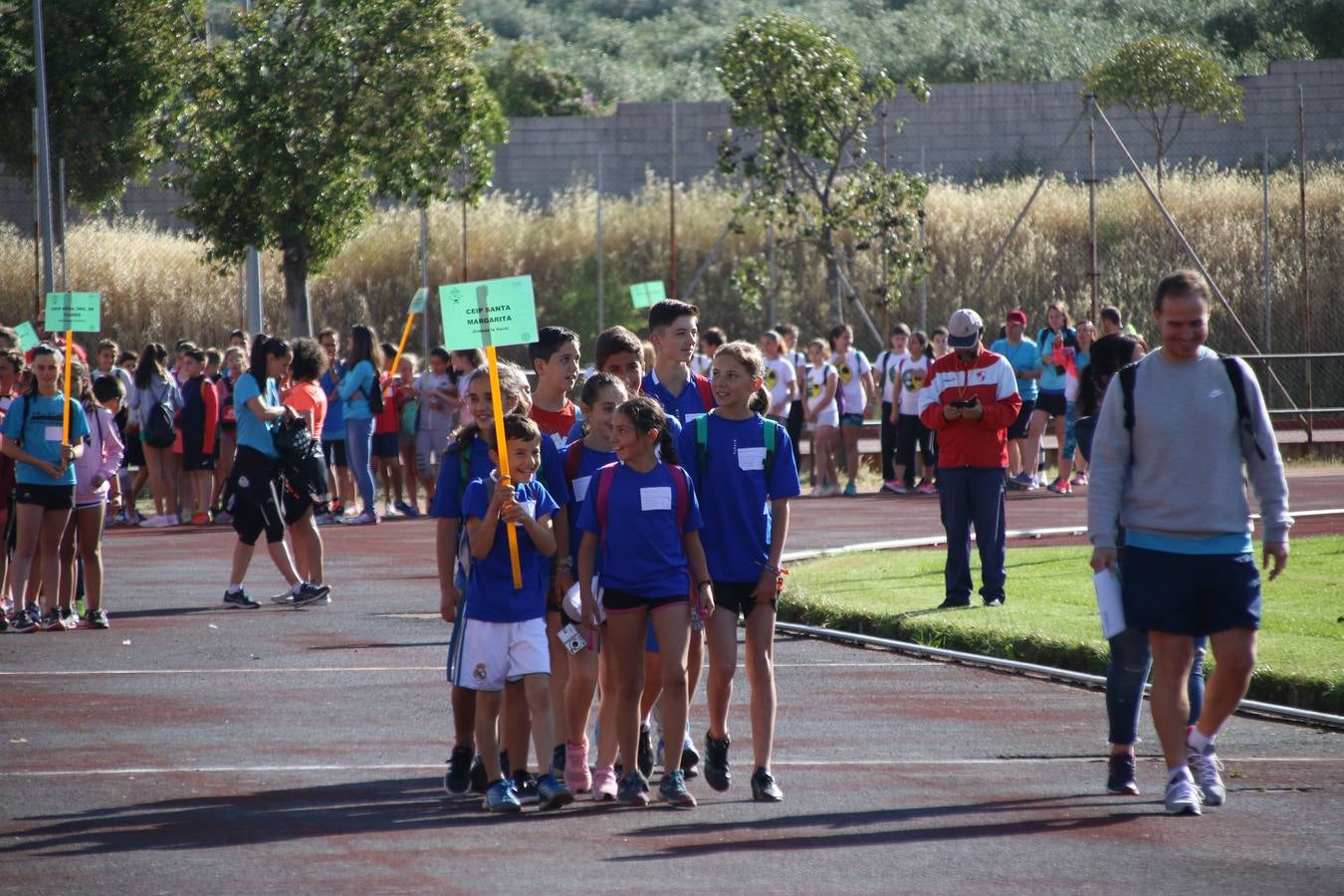 La Ciudad Deportiva 'Manuel Calzado' ha acogido, esta mañana, la celebración de la IV Convivencia Deportiva de Primaria, organizada por el Centro de Profesores y Recursos de esta ciudad con el apoyo del Ayuntamiento de Jerez, la Junta de Extremadura, la Diputación de Badajoz y la Fundación 'Alfonso Gallardo'. Más de 750 escolares de 15 colegios han disfrutado de esta experiencia deportiva con pruebas de atletismo, lanzamiento de peso, salto de altura, salto de longitud y lanzamiento de jabalina.