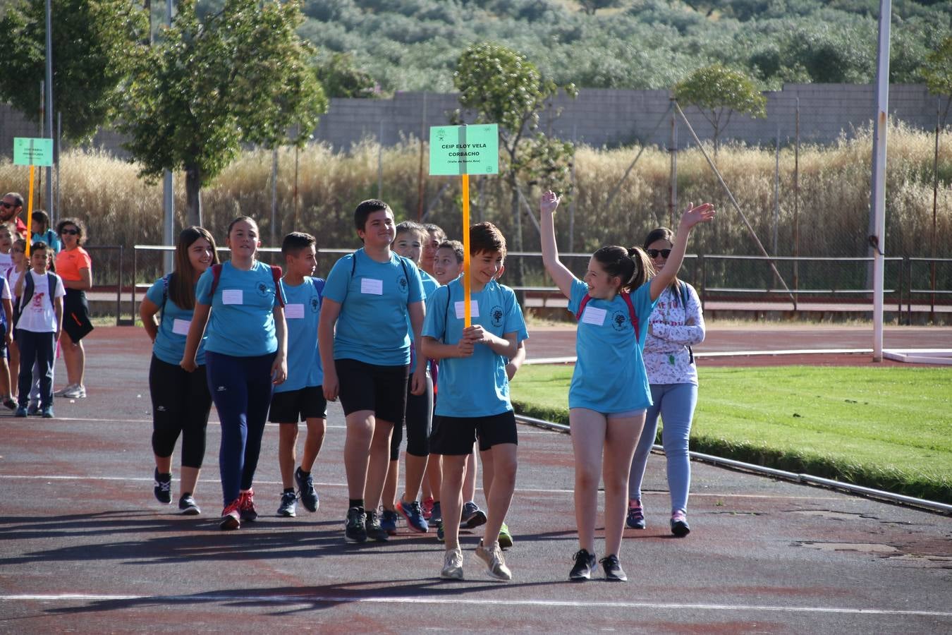 La Ciudad Deportiva 'Manuel Calzado' ha acogido, esta mañana, la celebración de la IV Convivencia Deportiva de Primaria, organizada por el Centro de Profesores y Recursos de esta ciudad con el apoyo del Ayuntamiento de Jerez, la Junta de Extremadura, la Diputación de Badajoz y la Fundación 'Alfonso Gallardo'. Más de 750 escolares de 15 colegios han disfrutado de esta experiencia deportiva con pruebas de atletismo, lanzamiento de peso, salto de altura, salto de longitud y lanzamiento de jabalina.