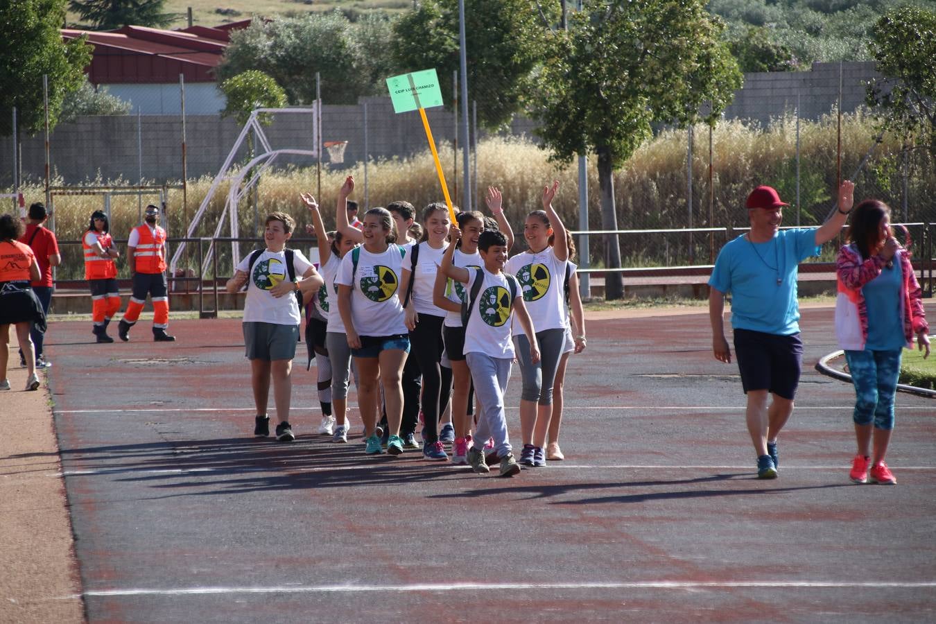 La Ciudad Deportiva 'Manuel Calzado' ha acogido, esta mañana, la celebración de la IV Convivencia Deportiva de Primaria, organizada por el Centro de Profesores y Recursos de esta ciudad con el apoyo del Ayuntamiento de Jerez, la Junta de Extremadura, la Diputación de Badajoz y la Fundación 'Alfonso Gallardo'. Más de 750 escolares de 15 colegios han disfrutado de esta experiencia deportiva con pruebas de atletismo, lanzamiento de peso, salto de altura, salto de longitud y lanzamiento de jabalina.