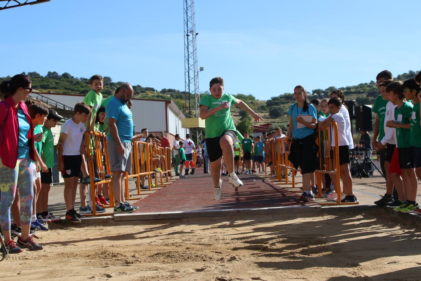 La Ciudad Deportiva 'Manuel Calzado' ha acogido, esta mañana, la celebración de la IV Convivencia Deportiva de Primaria, organizada por el Centro de Profesores y Recursos de esta ciudad con el apoyo del Ayuntamiento de Jerez, la Junta de Extremadura, la Diputación de Badajoz y la Fundación 'Alfonso Gallardo'. Más de 750 escolares de 15 colegios han disfrutado de esta experiencia deportiva con pruebas de atletismo, lanzamiento de peso, salto de altura, salto de longitud y lanzamiento de jabalina.
