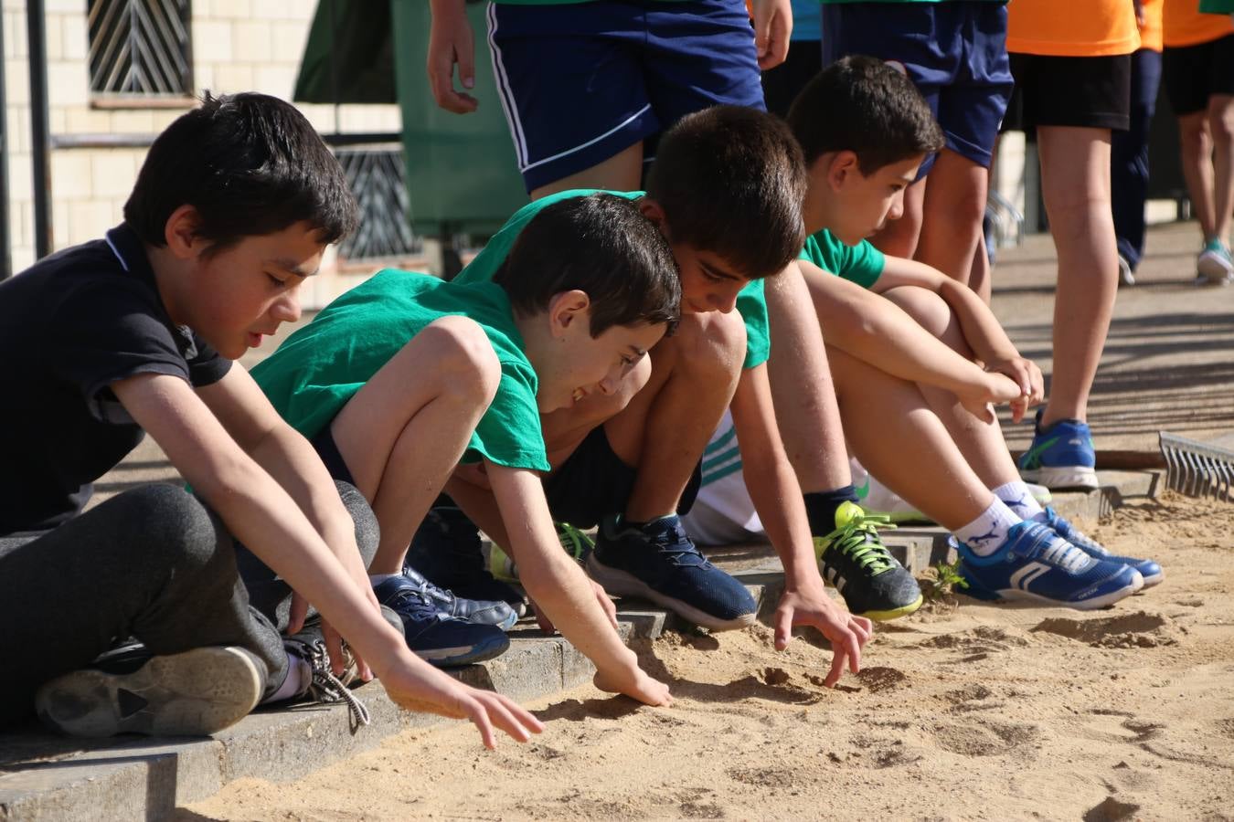 La Ciudad Deportiva 'Manuel Calzado' ha acogido, esta mañana, la celebración de la IV Convivencia Deportiva de Primaria, organizada por el Centro de Profesores y Recursos de esta ciudad con el apoyo del Ayuntamiento de Jerez, la Junta de Extremadura, la Diputación de Badajoz y la Fundación 'Alfonso Gallardo'. Más de 750 escolares de 15 colegios han disfrutado de esta experiencia deportiva con pruebas de atletismo, lanzamiento de peso, salto de altura, salto de longitud y lanzamiento de jabalina.