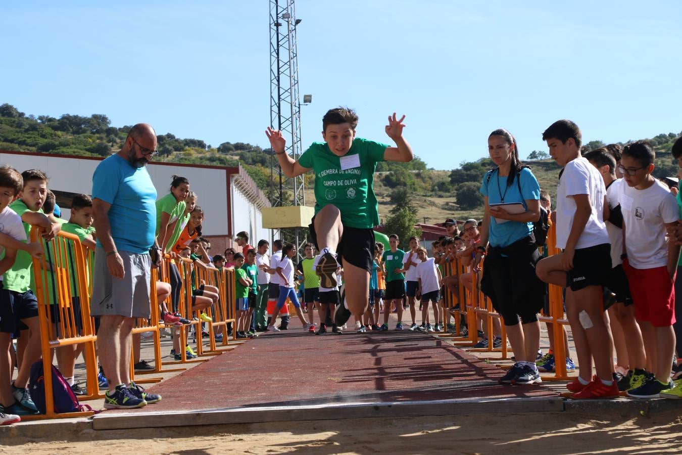 La Ciudad Deportiva 'Manuel Calzado' ha acogido, esta mañana, la celebración de la IV Convivencia Deportiva de Primaria, organizada por el Centro de Profesores y Recursos de esta ciudad con el apoyo del Ayuntamiento de Jerez, la Junta de Extremadura, la Diputación de Badajoz y la Fundación 'Alfonso Gallardo'. Más de 750 escolares de 15 colegios han disfrutado de esta experiencia deportiva con pruebas de atletismo, lanzamiento de peso, salto de altura, salto de longitud y lanzamiento de jabalina.
