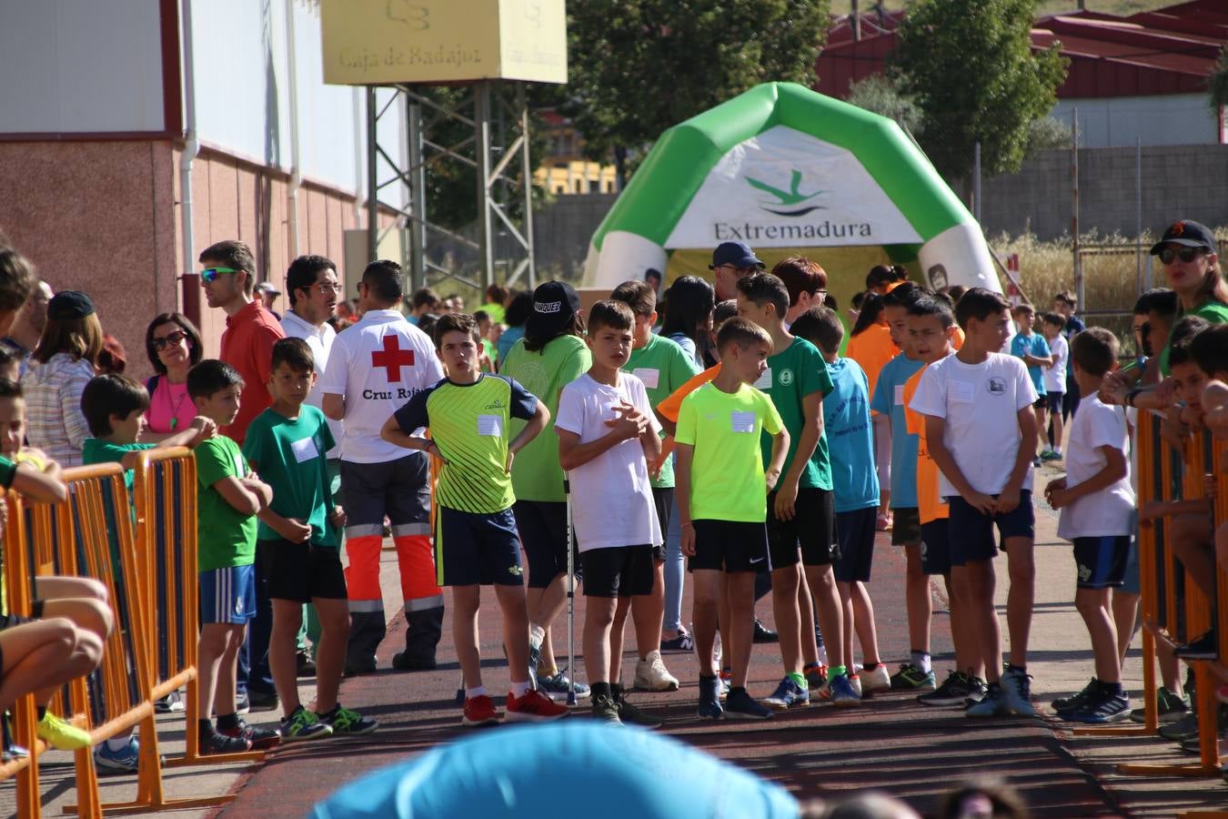 La Ciudad Deportiva 'Manuel Calzado' ha acogido, esta mañana, la celebración de la IV Convivencia Deportiva de Primaria, organizada por el Centro de Profesores y Recursos de esta ciudad con el apoyo del Ayuntamiento de Jerez, la Junta de Extremadura, la Diputación de Badajoz y la Fundación 'Alfonso Gallardo'. Más de 750 escolares de 15 colegios han disfrutado de esta experiencia deportiva con pruebas de atletismo, lanzamiento de peso, salto de altura, salto de longitud y lanzamiento de jabalina.