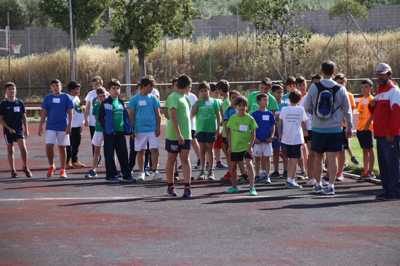 La Ciudad Deportiva 'Manuel Calzado' ha acogido, esta mañana, la celebración de la IV Convivencia Deportiva de Primaria, organizada por el Centro de Profesores y Recursos de esta ciudad con el apoyo del Ayuntamiento de Jerez, la Junta de Extremadura, la Diputación de Badajoz y la Fundación 'Alfonso Gallardo'. Más de 750 escolares de 15 colegios han disfrutado de esta experiencia deportiva con pruebas de atletismo, lanzamiento de peso, salto de altura, salto de longitud y lanzamiento de jabalina.