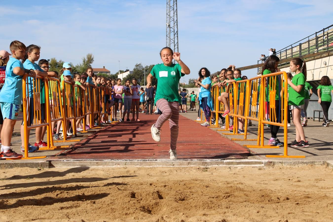 La Ciudad Deportiva 'Manuel Calzado' ha acogido, esta mañana, la celebración de la IV Convivencia Deportiva de Primaria, organizada por el Centro de Profesores y Recursos de esta ciudad con el apoyo del Ayuntamiento de Jerez, la Junta de Extremadura, la Diputación de Badajoz y la Fundación 'Alfonso Gallardo'. Más de 750 escolares de 15 colegios han disfrutado de esta experiencia deportiva con pruebas de atletismo, lanzamiento de peso, salto de altura, salto de longitud y lanzamiento de jabalina.